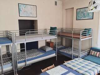 Хостелы Hostel Aleje 28 Краков Кровать в общем 8-местном номере-1