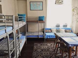 Хостелы Hostel Aleje 28 Краков Кровать в общем 8-местном номере-2