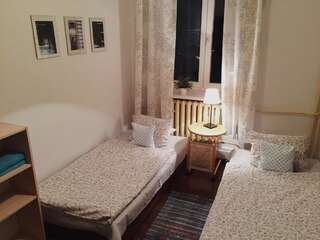 Хостелы Hostel Aleje 28 Краков Двухместный номер с 1 кроватью или 2 отдельными кроватями, общая ванная комната-5