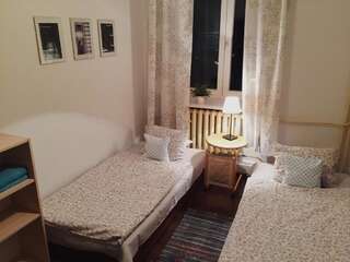 Хостелы Hostel Aleje 28 Краков Двухместный номер с 1 кроватью или 2 отдельными кроватями, общая ванная комната-8